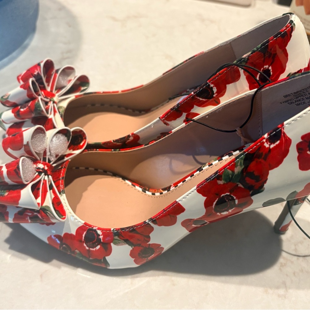 Betsey Johnson White Pumps with Red Floral Bow - Picture 4 of 4